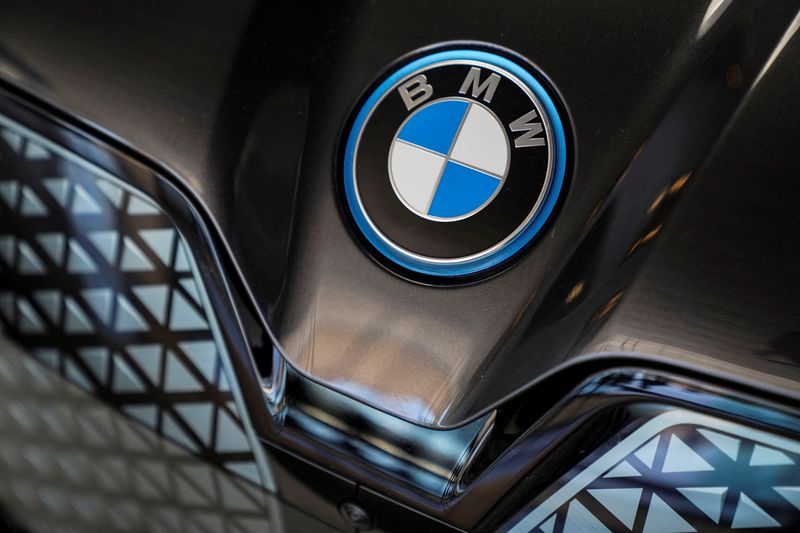 &copy; Reuters. Logo Bmw su un'auto nella fabbrica di San Luis Potosi, Messico. 3 febbraio 2023 REUTERS/Toya Sarno Jordan/File Photo