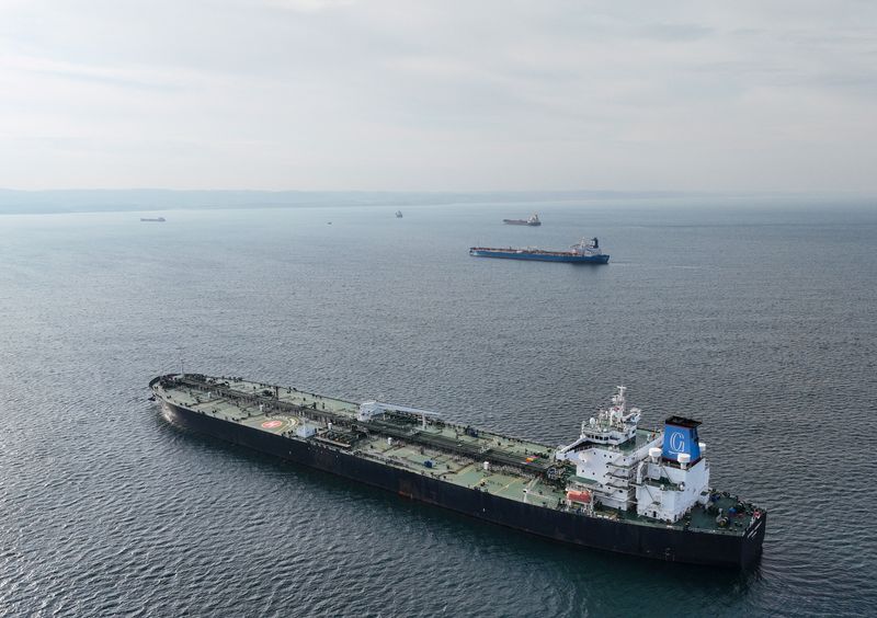 © Reuters. FILE PHOTO: Oil tankers wait at anchorage in the Black Sea off Kilyos near Istanbul, Turkey, December 8, 2022. REUTERS/Mehmet Emin Caliskan/File Photo