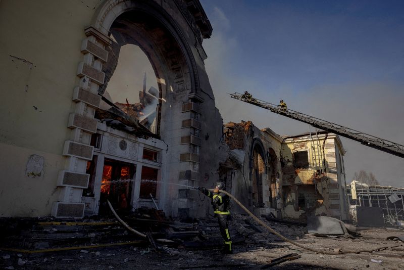 © Reuters. FILE PHOTO: Firefighters work at the scene of a Russian missile strike that destroyed a train station, amid Russia's attack on Ukraine, in Kostyantynivka, Ukraine, February 25, 2024. REUTERS/Thomas Peter//File Photo