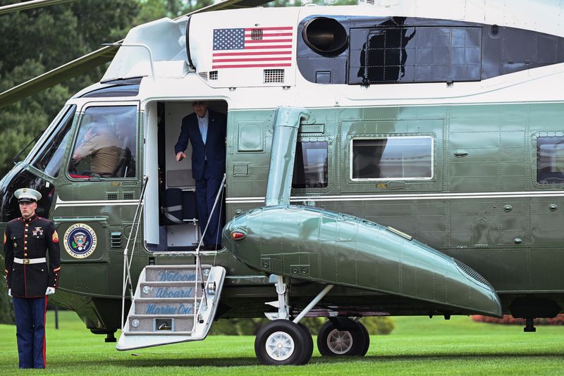 &copy; Reuters. U.S. President Joe Biden looks back from Marine One as he departs for Michigan from the South Lawn of the White House in Washington, U.S., September 6, 2024. REUTERS/Annabelle Gordon/File Photo