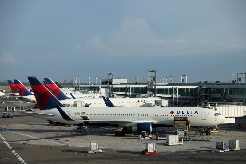 © Reuters. FILE PHOTO: Delta Air Lines planes are seen at John F. Kennedy International Airport on the July 4th weekend in Queens, New York City, U.S., July 2, 2022. REUTERS/Andrew Kelly/File Photo