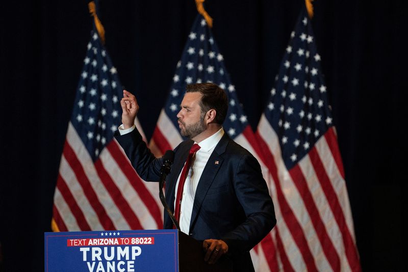 © Reuters. Republican U.S. vice presidential nominee Senator JD Vance speaks at the Arizona Biltmore in Phoenix, Arizona, U.S. September 5, 2024. REUTERS/Go Nakamura/File Photo