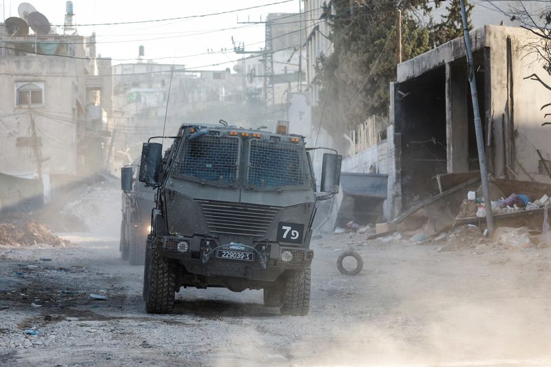 © Reuters. Israeli military vehicles operate during an Israeli raid in Tulkarm, in the Israeli-occupied West Bank, September 10, 2024. REUTERS/Mohamad Torokman