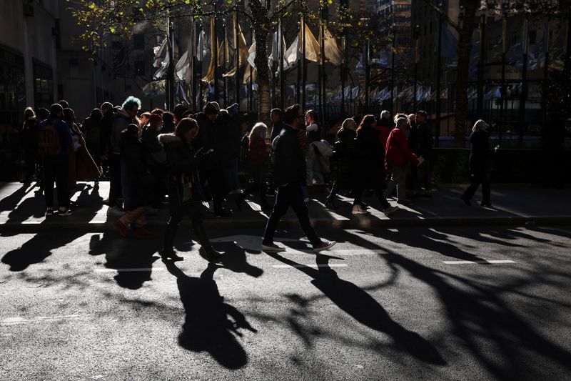 © Reuters. FILE PHOTO: People walk near the Rockefeller Center in the Midtown area of New York City, U.S., November 30, 2023. REUTERS/Shannon Stapleton/File Photo