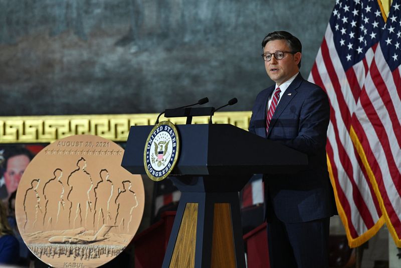 © Reuters. U.S. House Speaker Mike Johnson (R-LA) speaks during a Congressional Gold Medal Ceremony honoring the 13 American service members killed during an attack at the Kabul Airport during the U.S. withdrawal from Afghanistan in August 2021, at the U.S. Capitol in Washington, U.S., September 10, 2024. REUTERS/Annabelle Gordon