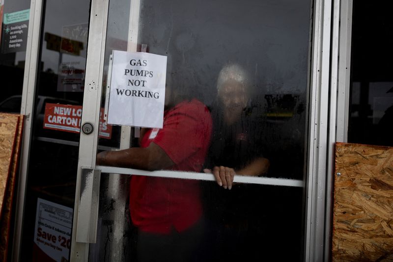 © Reuters. A sign is seen at the entrance of the convenience store of a gas station as Tropical Storm Francine intensifies and is on track to become a hurricane before its expected landfall on the U.S. Gulf Coast, in Morgan City, Louisiana, U.S. September 10, 2024.  REUTERS/Marco Bello