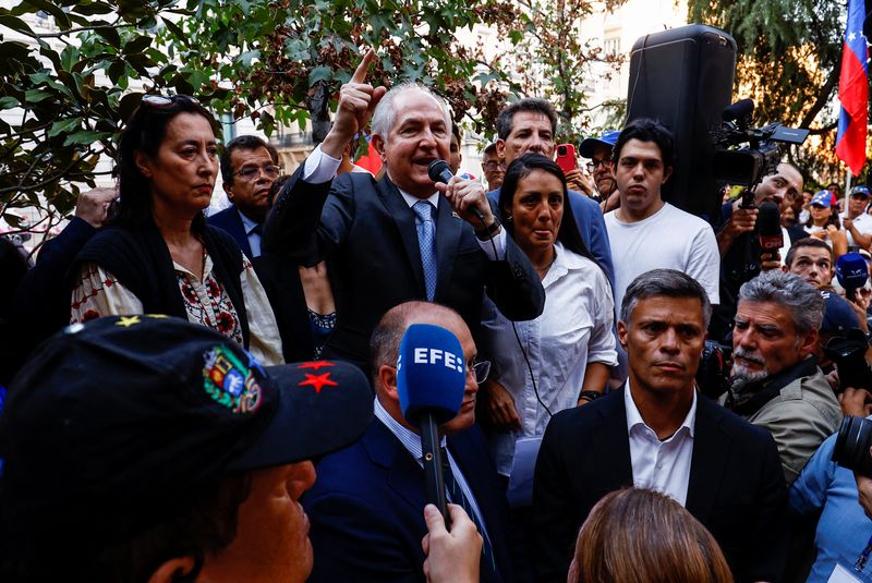 &copy; Reuters. O líder da oposição venezuelana, Antonio Ledezma, fala enquanto venezuelanos que vivem na Espanha participam de reunião em frente ao Parlamento espanhol em apoio ao candidato presidencial da oposição, Edmundo González, em Madri, Espanhan10/09/2024n