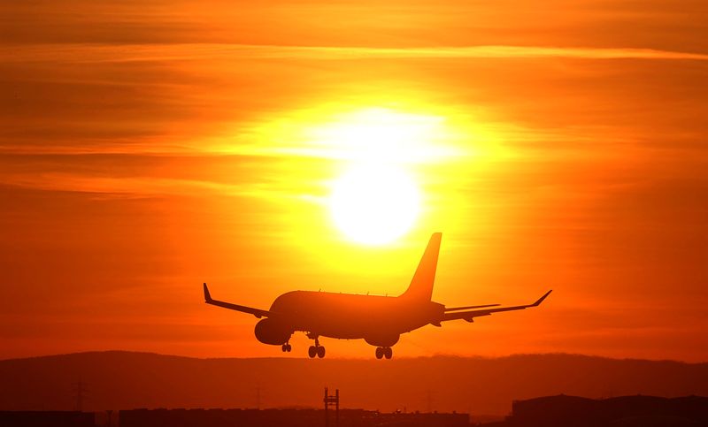 &copy; Reuters. FILE PHOTO: An airplane lands during sunset, March 29, 2021. REUTERS/Kai Pfaffenbach/File Photo