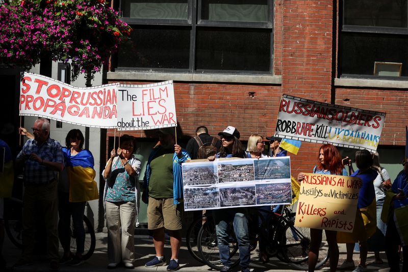 © Reuters. Protesters gather outside the Toronto International Film Festival (TIFF) screening of 'Russians at War', a documentary about Russian troops fighting in Ukraine, in Toronto, Ontario, Canada September 10, 2024. REUTERS/Carlos Osorio