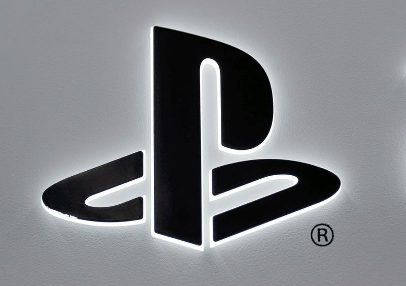 © Reuters. FILE PHOTO: The logo of Sony PlayStation is displayed at the consumer electronics retailer chain Bic Camera in Tokyo, Japan November 10, 2020.  REUTERS/Issei Kato/File Photo