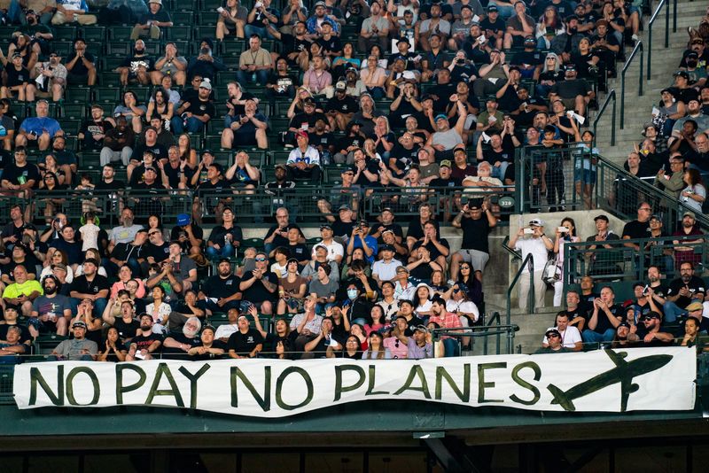 &copy; Reuters. FILE PHOTO: Boeing workers listen to union leaders speak as Boeing's Washington state factory workers vote on whether to give their union a strike mandate as they seek big salary gains from their first contract in 16 years, at T-Mobile Park in Seattle, Wa