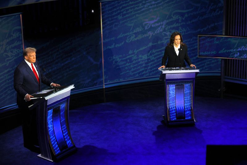 © Reuters. Republican presidential nominee, former U.S. President Donald Trump and Democratic presidential nominee, U.S. Vice President Kamala Harris attend a presidential debate hosted by ABC in Philadelphia, Pennsylvania, U.S.,  September 10, 2024 REUTERS/Brian Snyder