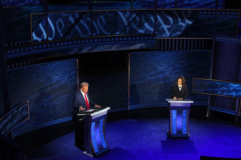 &copy; Reuters. Republican presidential nominee, former U.S. President Donald Trump and Democratic presidential nominee, U.S. Vice President Kamala Harris attend a presidential debate hosted by ABC in Philadelphia, Pennsylvania, U.S.,  September 10, 2024 REUTERS/Brian Sn