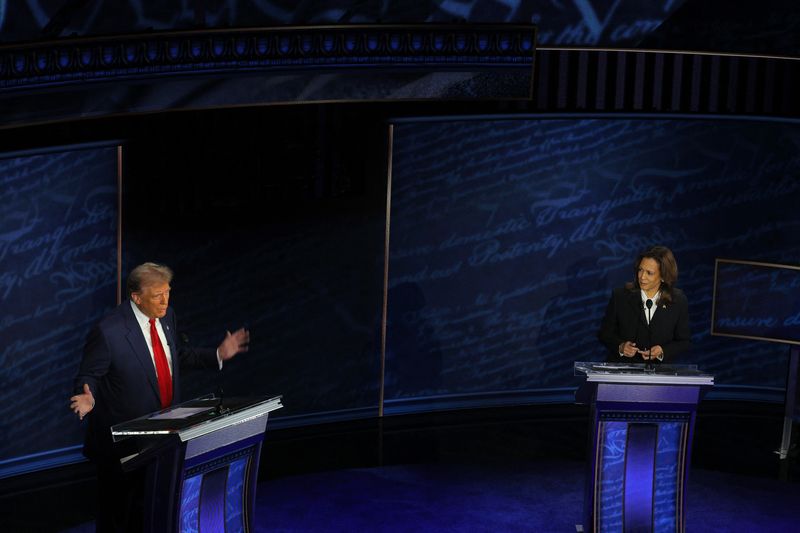 © Reuters. Republican presidential nominee, former U.S. President Donald Trump speaks as Democratic presidential nominee, U.S. Vice President Kamala Harris listens as they attend a presidential debate hosted by ABC in Philadelphia, Pennsylvania, U.S., September 10, 2024. REUTERS/Brian Snyder