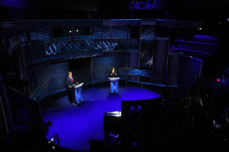 © Reuters. Republican presidential nominee, former U.S. President Donald Trump and Democratic presidential nominee, U.S. Vice President Kamala Harris attend a presidential debate hosted by ABC in Philadelphia, Pennsylvania, U.S.,  September 10, 2024 REUTERS/Brian Snyder