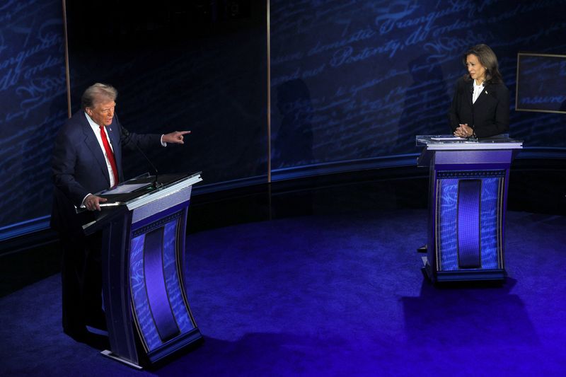 © Reuters. Republican presidential nominee, former U.S. President Donald Trump points towards Democratic presidential nominee, U.S. Vice President Kamala Harris,during a presidential debate hosted by ABC in Philadelphia, Pennsylvania, U.S.,  September 10, 2024 REUTERS/Brian Snyder