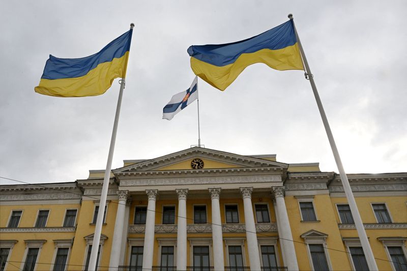 © Reuters. FILE PHOTO: Ukrainian flags fly in honour of Ukraine's Independence Day at the Senate Square in front of the Government Palace in Helsinki, Finland, August 24, 2024. Lehtikuva/Jussi Nukari/via REUTERS/File Photo