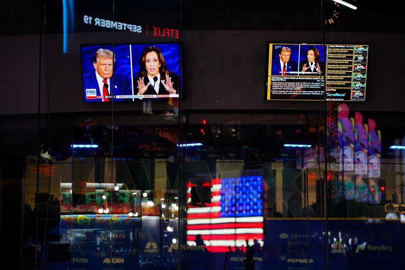 © Reuters. Screens show the presidential debate between Republican presidential candidate and former U.S. President Donald Trump and Democratic presidential candidate and U.S. Vice President Kamala Harris outside the Nasdaq MarketSite in New York City, U.S., September 10, 2024. REUTERS/Adam Gray