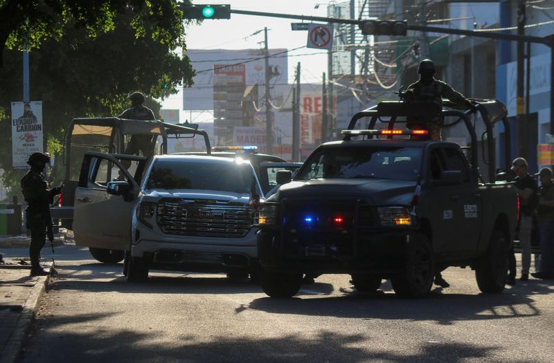 © Reuters. Members of the Mexican Army respond at the scene of a damaged automobile after a confrontation between armed groups, in Culiacan, Mexico September 9, 2024. REUTERS/Jesus Bustamante