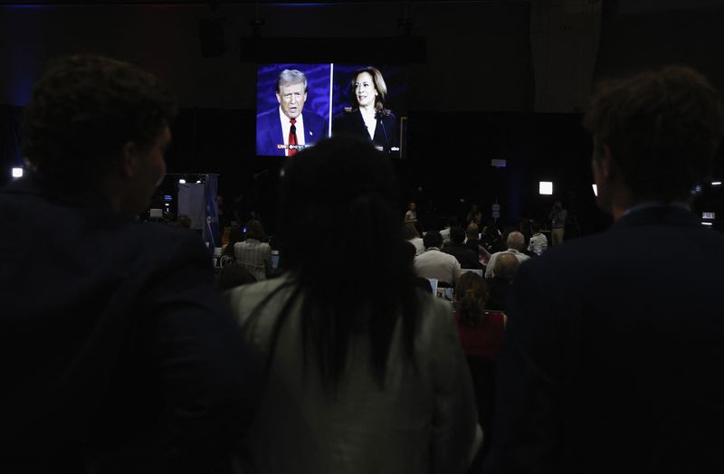 © Reuters. A screen displays the presidential debate hosted by ABC between Republican presidential nominee, former U.S. President Donald Trump and Democratic presidential nominee, U.S. Vice President Kamala Harris in Philadelphia, Pennsylvania, U.S., September 10, 2024. REUTERS/Evelyn Hockstein