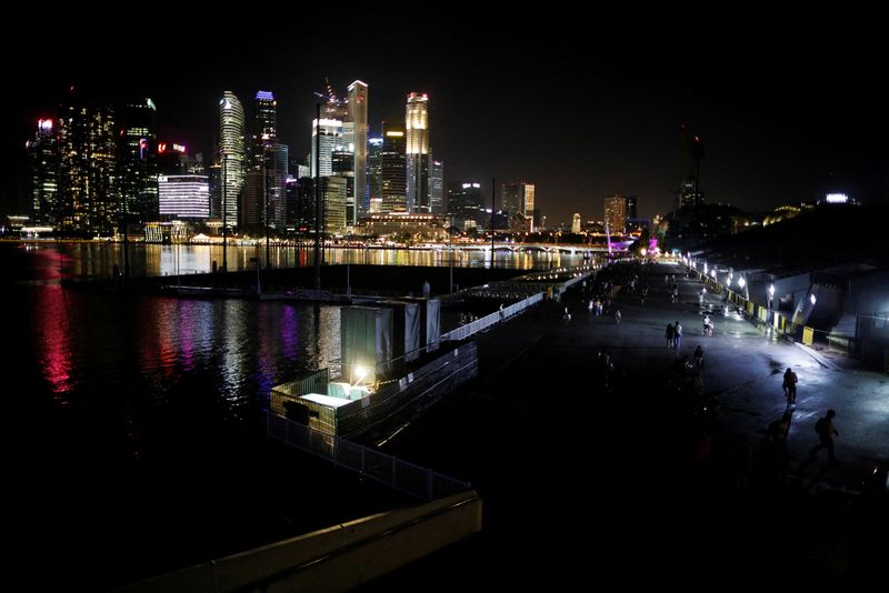 &copy; Reuters. FILE PHOTO: A view of the city skyline in Singapore December 31, 2020. Picture taken December 31, 2020.  REUTERS/Edgar Su/File Photo