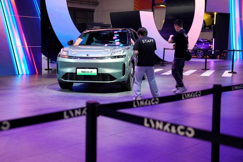 &copy; Reuters. FILE PHOTO: Staff members film a Lynk & Co 08 EM-P car at the Auto Shanghai show, in Shanghai, China April 18, 2023. REUTERS/Aly Song/File Photo