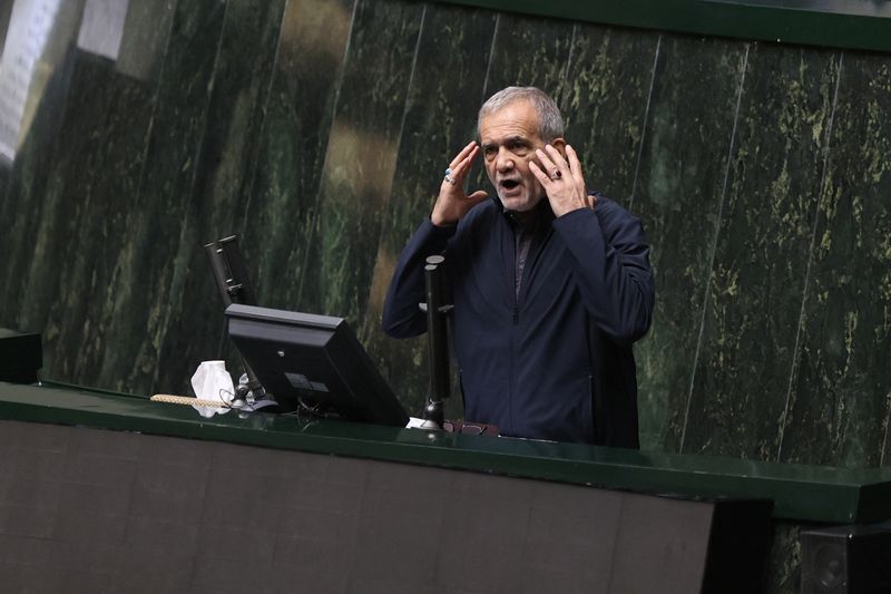 © Reuters. FILE PHOTO: Iran's President Masoud Pezeshkian, speaks in defence of his cabinet selection at the parliament in Tehran, Iran, August 21, 2024. Majid Asgaripour/WANA (West Asia News Agency) via REUTERS/File Photo