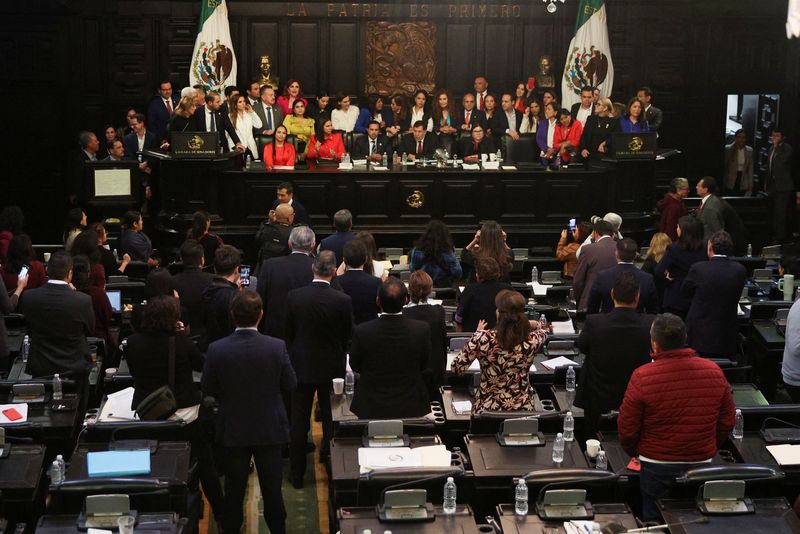 © Reuters. Opposition senators protest behind the Senate executive table during the session at an alternate venue, after protesters broke into the Senate building as a highly contested judicial reform proposal is debated, in the historic center of Mexico City, Mexico, September 10, 2024. REUTERS/Luis Cortes