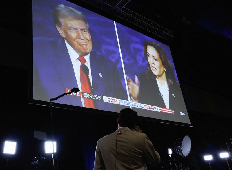 © Reuters. A screen displays the presidential debate hosted by ABC between Republican presidential nominee, former U.S. President Donald Trump and Democratic presidential nominee, U.S. Vice President Kamala Harris in Philadelphia, Pennsylvania, U.S., September 10, 2024. REUTERS/Evelyn Hockstein