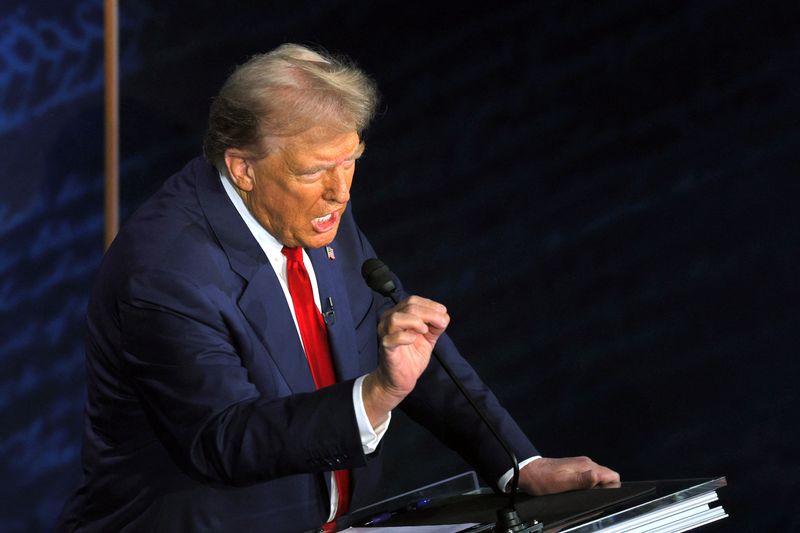 © Reuters. Republican presidential nominee, former U.S. President Donald Trump gestures as he speaks during a presidential debate with Democratic presidential nominee, U.S. Vice President Kamala Harris hosted by ABC in Philadelphia, Pennsylvania, U.S.,  September 10, 2024 REUTERS/Brian Snyder