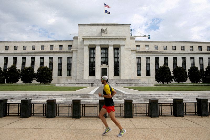 © Reuters. FILE PHOTO: A jogger runs past the Federal Reserve Building in Washington, DC, U.S., August 22, 2018. REUTERS/Chris Wattie/File Photo