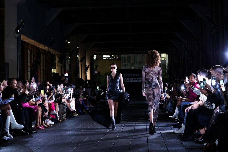 &copy; Reuters. Models present creations by Boohoo X Kourtney Kardashian at the High Line during New York Fashion Week in Manhattan, New York City, U.S., September 13, 2022. REUTERS/Caitlin Ochs/File Photo