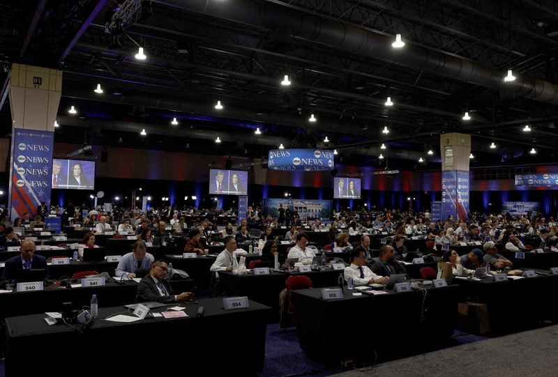 © Reuters. Screens displays the presidential debate hosted by ABC between Republican presidential nominee, former U.S. President Donald Trump and Democratic presidential nominee, U.S. Vice President Kamala Harris in Philadelphia, Pennsylvania, U.S., September 10, 2024. REUTERS/Evelyn Hockstein