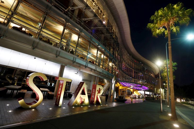 © Reuters. FOTO FILE: Kompleks Star Casino di Sydney tampak diterangi lampu pada malam hari, 15 Februari 2016. REUTERS/Jason Reed/Foto File