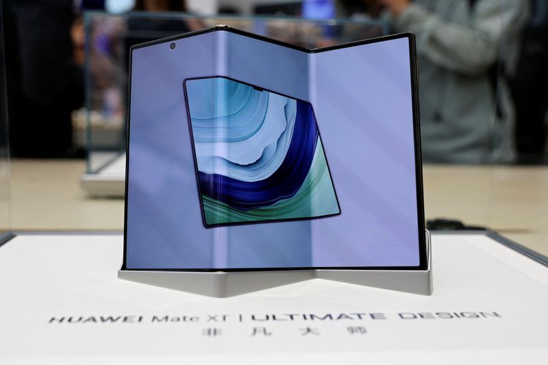 &copy; Reuters. Huawei's new tri-foldable smartphone Mate XT is seen displayed in a glass case at a Huawei flagship store in Beijing, China September 10, 2024. REUTERS/Florence Lo