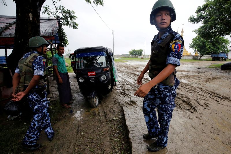 © Reuters. Myanmar police officer stands guard in Maungdaw, Rakhine July 9, 2019. Photo taken on July 9, 2019. REUTERS/Ann Wang/ File Photo