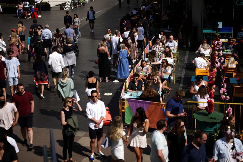 © Reuters. FILE PHOTO: People sit at an outdoor restaurant on the South Bank during sunny weather in London, Britain, June 5, 2021. REUTERS/Henry Nicholls/File Photo