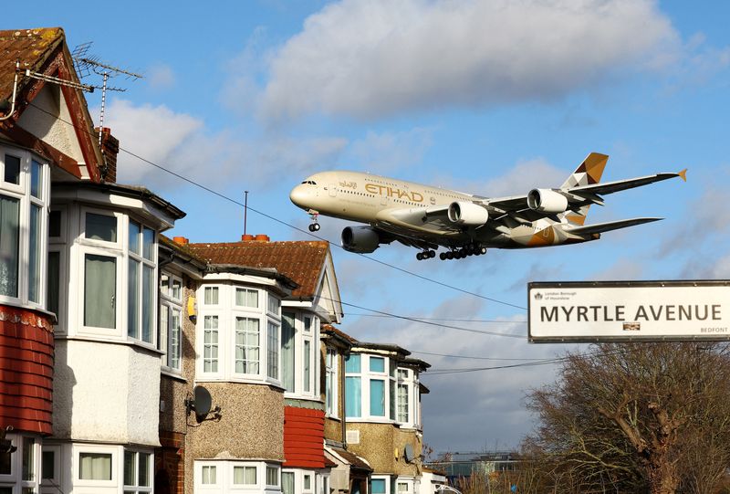 &copy; Reuters. FILE PHOTO: An Etihad Airways plane lands at Heathrow during Storm Isha in London, Britain, January 22, 2024. REUTERS/Matthew Childs/File Photo