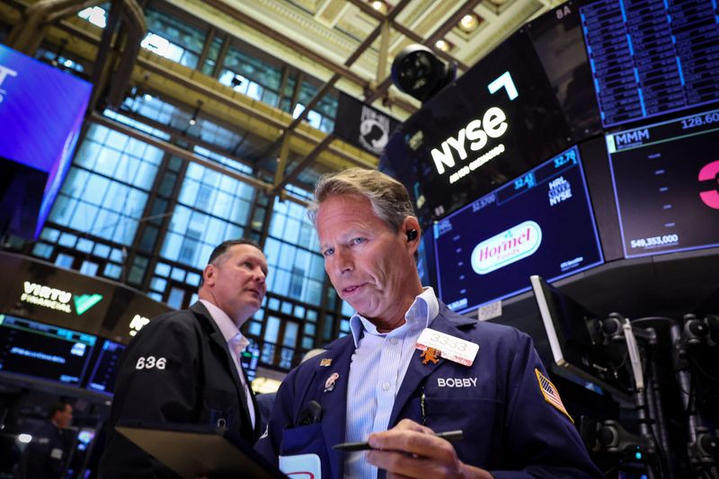 &copy; Reuters. FILE PHOTO: Traders work on the floor at the New York Stock Exchange (NYSE) in New York City, U.S., September 9, 2024.  REUTERS/Brendan McDermid/File Photo