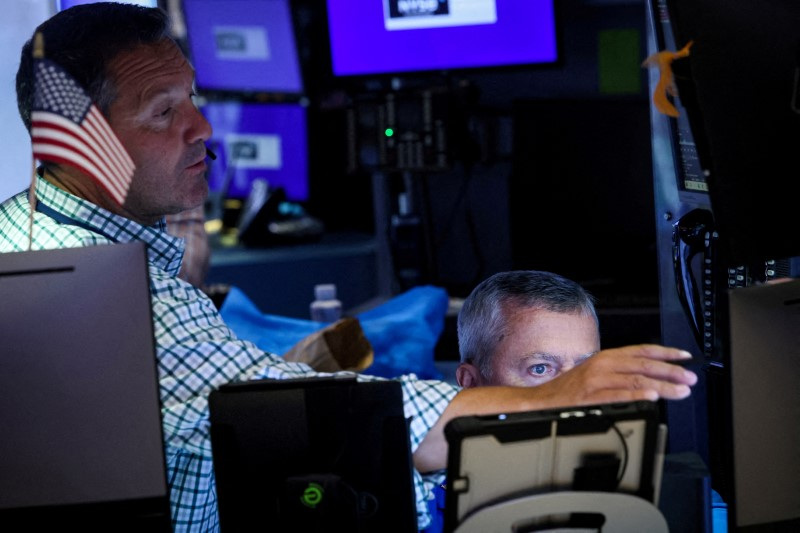 © Reuters. FILE PHOTO: Traders work on the floor at the New York Stock Exchange (NYSE) in New York City, U.S., July 3, 2024.  REUTERS/Brendan McDermid/File Photo