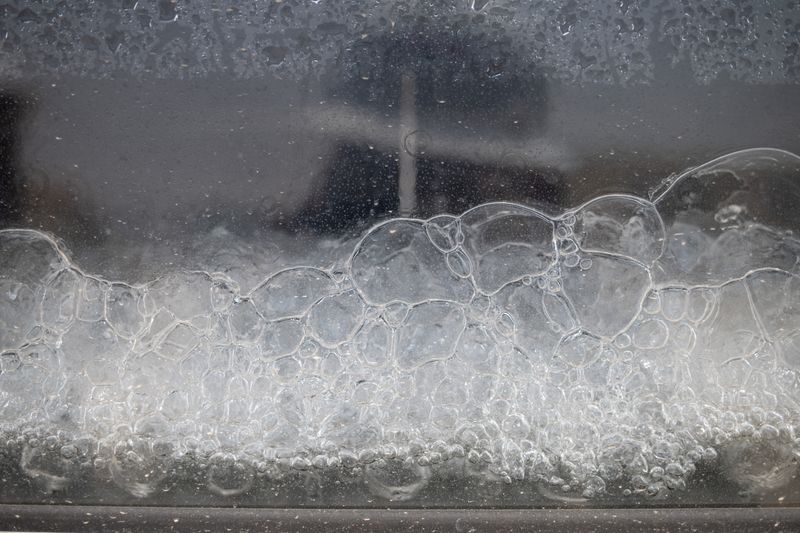 ©Reuters. Air bubbles rise through treated water to remove additional contaminants at Aris Water Solutions' wastewater treatment pilot project in Reeves County, Texas, U.S., July 24, 2024. REUTERS/Adrees Latif