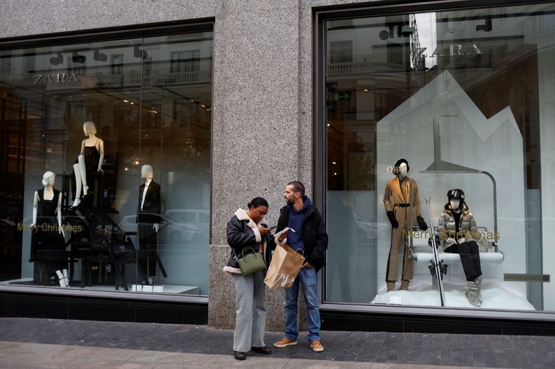 &copy; Reuters. A woman takes a picture of a receipt after coming out of a Zara store in central Madrid, Spain, December 11, 2023. REUTERS/Susana Vera