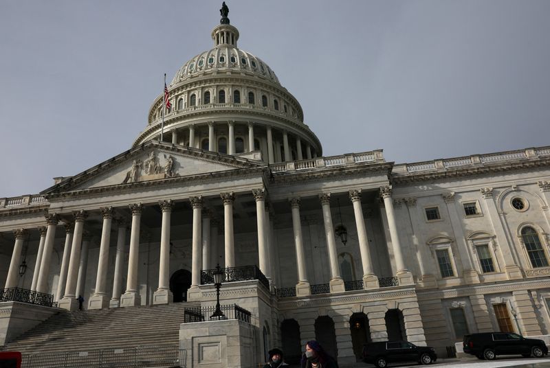 © Reuters. People walk past the U.S. Capitol building as the deadline to avoid partial government shutdown looms in Washington, U.S., January 18, 2024. REUTERS/Leah Millis/File Photo