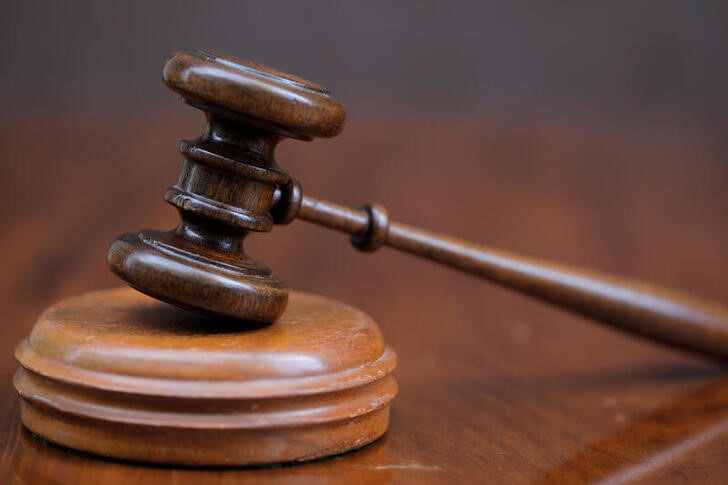 © Reuters. A gavel and a block is pictured at the George Glazer Gallery antique store in this illustration picture taken in Manhattan, New York City, U.S., August 18, 2020. REUTERS/Andrew Kelly/Illustration