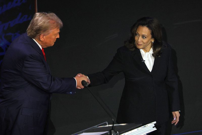 &copy; Reuters. Donald Trump e Kamala Harris durante debaten 10/9/2024    REUTERS/Brian Snyder