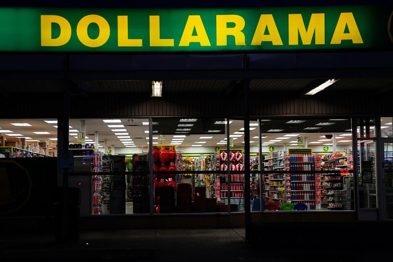 © Reuters. FILE PHOTO: A Dollarama store is pictured in Toronto, Ontario, Canada June 5, 2018. REUTERS/Carlo Allegri/File Photo