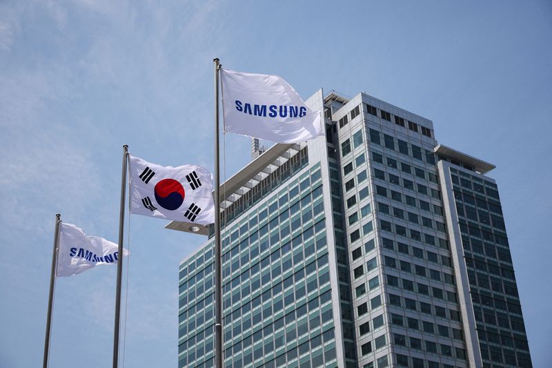 &copy; Reuters. Bandiere con il logo di Samsung Electronics vengono viste durante un tour dei media presso la sede di Samsung Electronics a Suwon, Corea del Sud, 13 giugno 2023.  REUTERS/Kim Hong-Ji