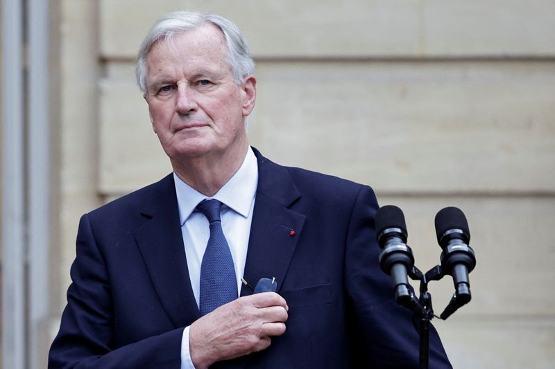 &copy; Reuters. Il neo-premier francese Michel Barnier osserva la cerimonia di consegna all'Hotel Matignon di Parigi, Francia, il 5 settembre 2024.  Stephane De Sakutin/Pool via REUTERS