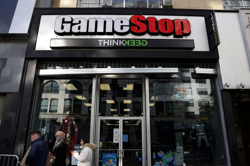 &copy; Reuters. FILE PHOTO: People walk by a GameStop in Manhattan, New York, U.S., December 7, 2021. REUTERS/Andrew Kelly/File Photo