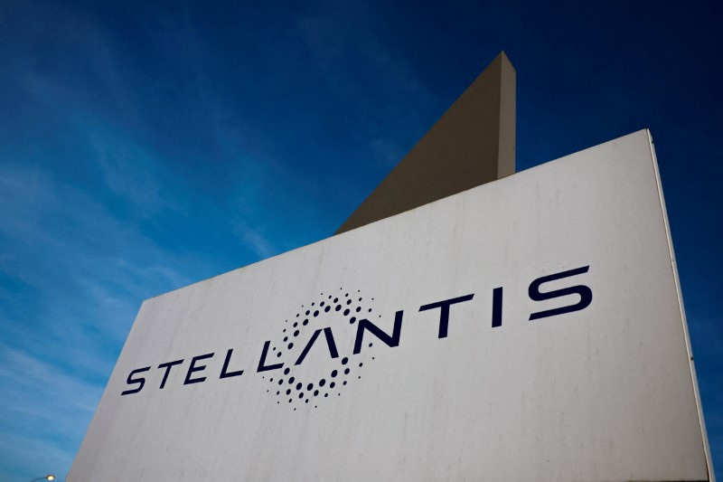 &copy; Reuters. FILE PHOTO: The logo of Stellantis is seen on the company's building in Velizy-Villacoublay near Paris, France, March 19, 2024. REUTERS/Gonzalo Fuentes/File Photo